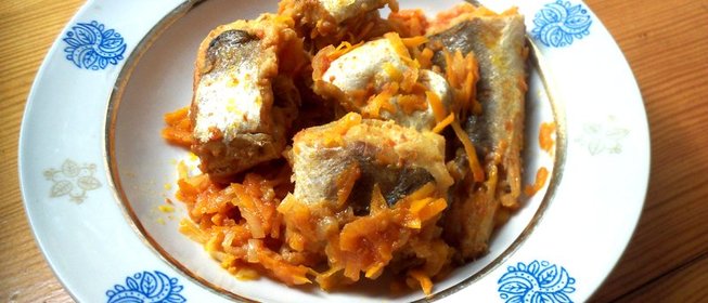 Хек тушеный с овощами