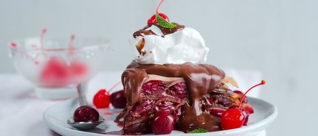 Блинный торт Пьяная вишня в шоколаде