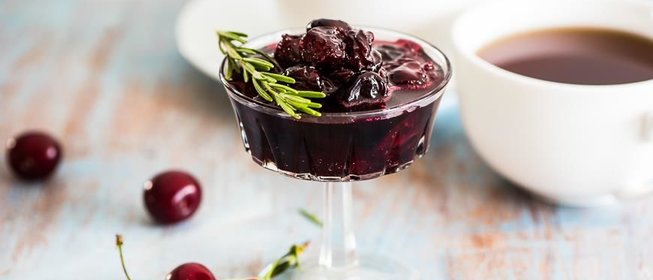 Быстрое вишневое варенье с медом и розмарином