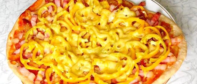 Пицца с колбасой