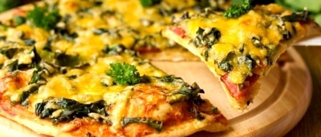 Пицца с авокадо, шпинатом и сервелатом