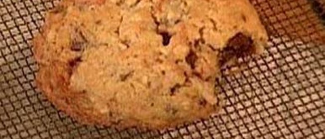 Овсяное печенье с орехами и вишней