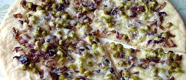 Пицца с горошком и красным луком