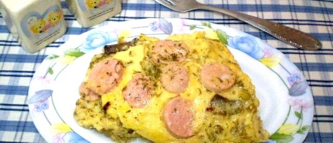 Грибной омлет с сосисками и укропом