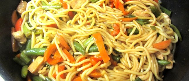 Лапша с курицей, овощами и соевым соусом