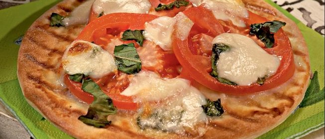 Пицца с помидорами и моццареллой