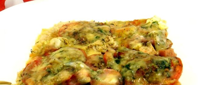 Пицца с сосисками и моцареллой