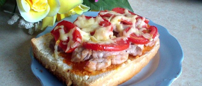 Пицца на батоне с индейкой