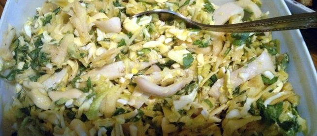 Легкий салат с кальмарами и яблоком
