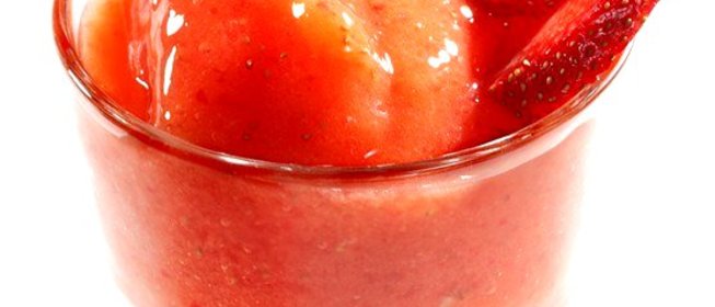 Коктейль из манго и клубники