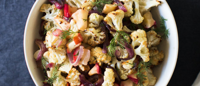 Запеченная цветная капуста с яблоком и укропом