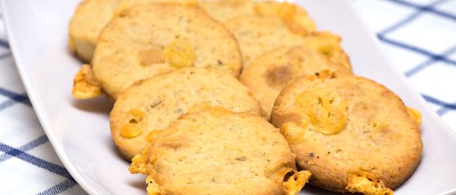 Сырное печенье с розмарином и черным перцем