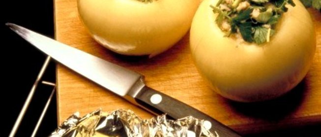 Печеный фаршированный лук с каштанами и цедрой мандарина