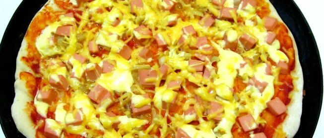 Пицца с колбасой