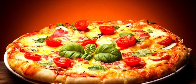 Пицца в домашних условиях с колбасой, сыром и помидорами