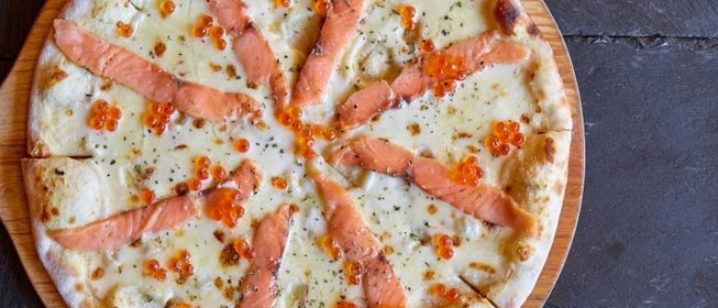 Пицца со слабосоленым лососем