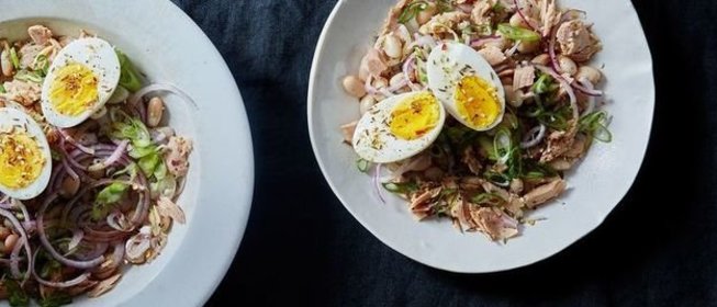 Салат с тунцом, белой фасолью и яйцом