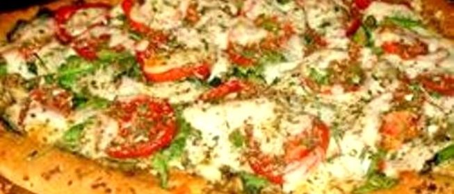 Пицца в виде сердца с овощами и пепперони