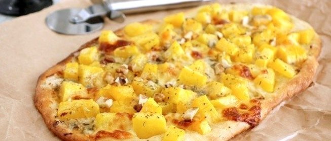Пицца с тыквой, моцареллой и горгонзолой