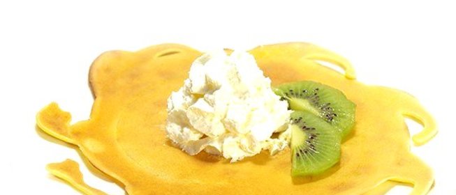 Тонкие блины с ягодами и взбитыми сливками