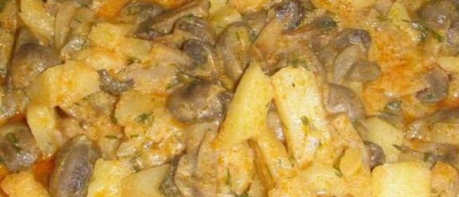 Тушеная картошка на сковороде