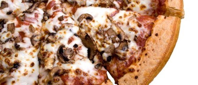 Пицца со свежими грибами под соусом