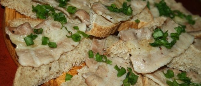Бутерброды с беконом и зеленым луком на мангале