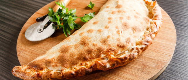 Итальянская закрытая пицца Кальцоне