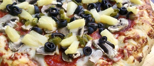Пицца с ананасами и грибами
