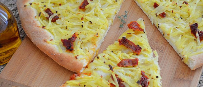 Картофельная пицца с вялеными помидорами