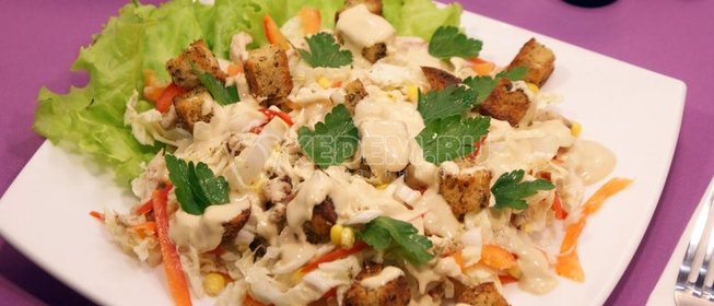Салат с курицей и сухариками