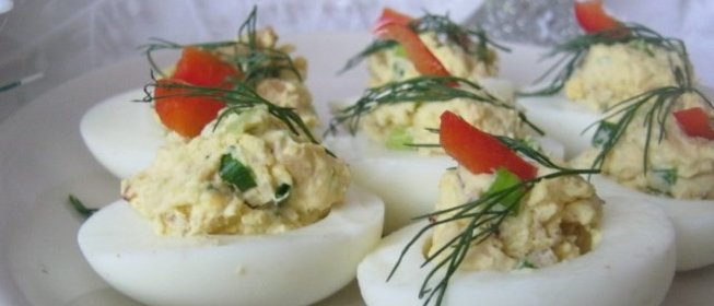 Фаршированные яйца с беконом