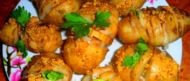 Картошка «Гармошка» со сметанным соусом