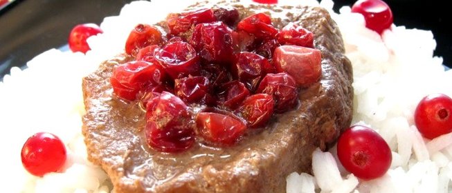 Говядина, жаренная с клюквой