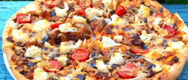 Пицца с баклажанами и цветной капустой
