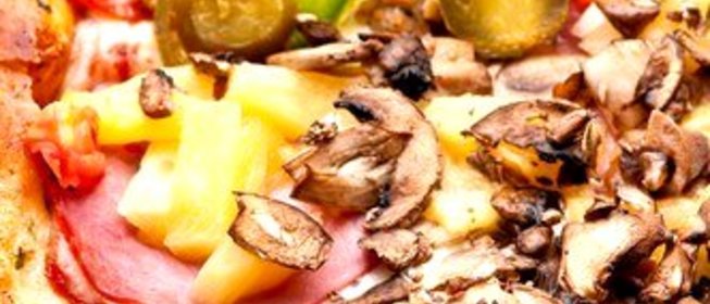 Пицца с грибами и зеленью