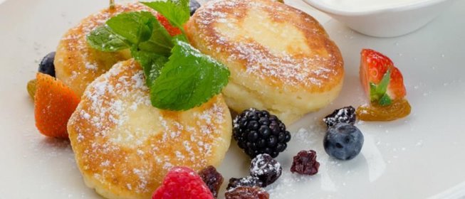 Сырники с ягодами и сметаной