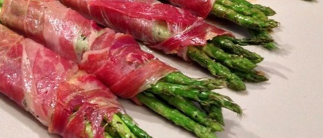 Жареная спаржа с хамоном