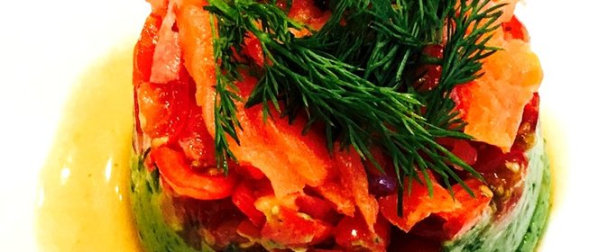 Тимбал из авокадо с копченым лососем