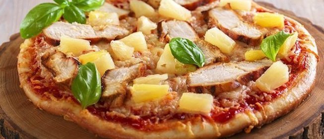 Пицца с курицей и ананасом