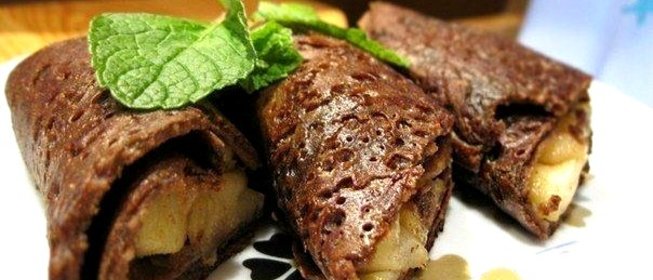 Шоколадные блины с карамельными яблоками