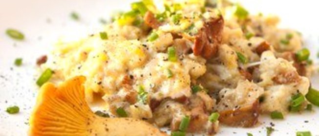 Омлет с лисичками и зеленым луком