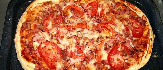 Бездрожжевая пицца с колбасными изделиями