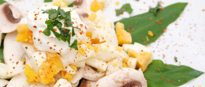 Грибной салат с перепелиными яйцами