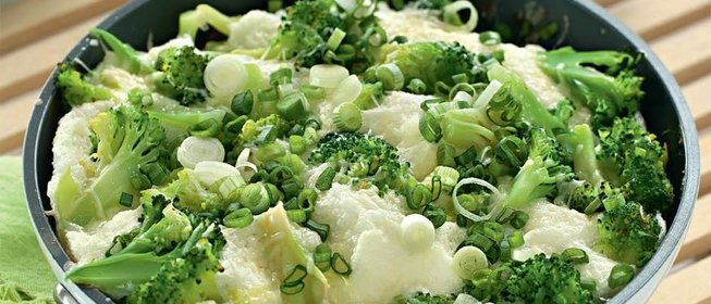 Белковый омлет с сыром и брокколи