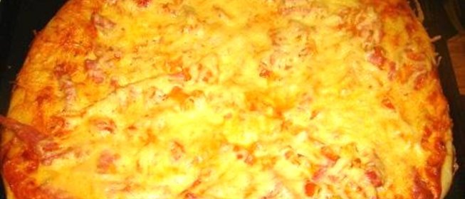 Пицца с помидорами, колбасой и сыром