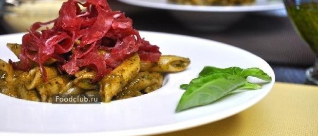 Пенне с соусом песто и брезаолой