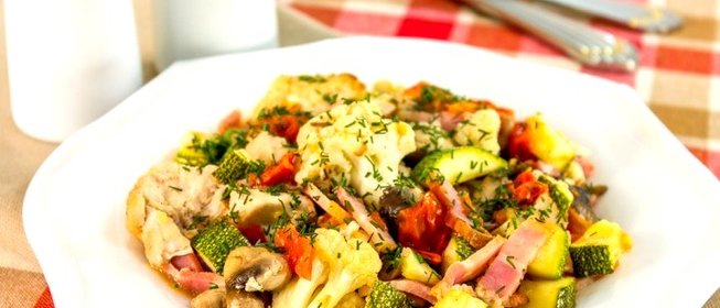 Овощи, запеченные с куриным филе, беконом и грибами