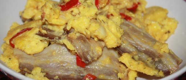 Пышный омлет со свиной грудинкой и луком