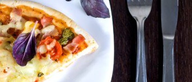 Пицца с беконом и овощами